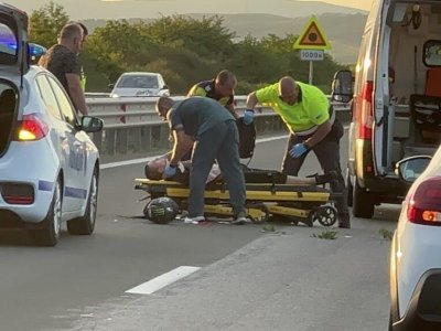Моторист катастрофира тази вечер тежко на изхода на Бургас в