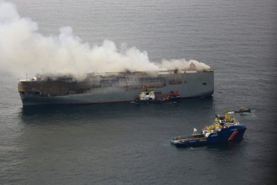 Изтеглят изгорелия кораб до нидерландско пристанище