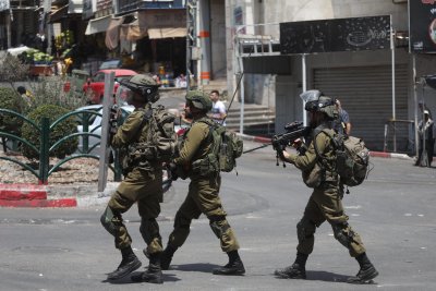 Израелските сили застреляха 18 годишен палестинец по време на нападение в окупирания