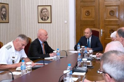 Президентът Румен Радев говори с военния министър Тодор Тагарев и