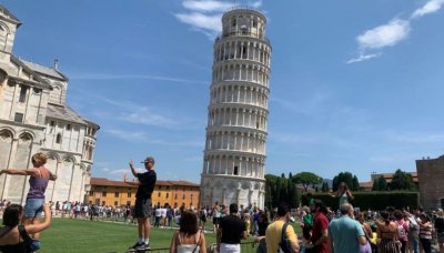Арестуваха туристка, надраскала инициалите си на кулата в Пиза