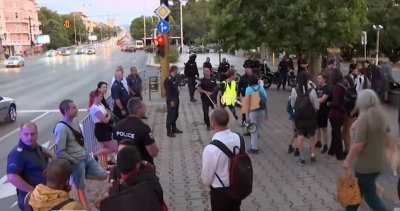 Протестиращи с искане за оставката на Вежди Рашидов като депутат