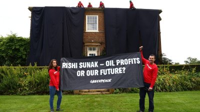 Активисти покриха имението на Риши Сунак с черни чаршафи
