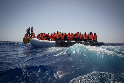 Най малко 31 мигранти са в неизвестност след две корабокрушения край