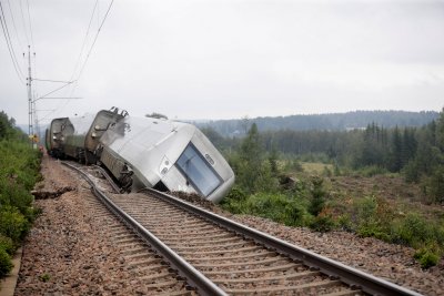 Влак дерайлира в Швеция заради проливните дъждове