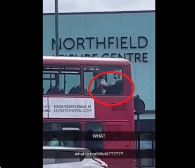 Загоряла двойка прави секс в автобус пред очите на десетки