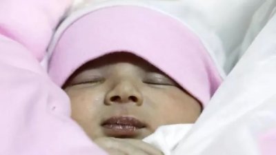 Бебето Афраа което беше намерено сред развалините на срутена сграда