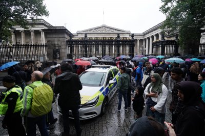 Един човек е намушкан с нож пред Британския музей в Лондон