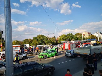 Катастрофа с ранени на "Ботевградско шосе" в София (СНИМКИ) 
