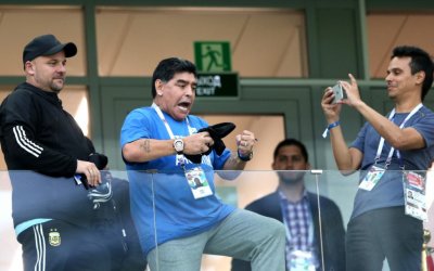 Марадона превърна съблекалнята в дискотека след първата си победа 