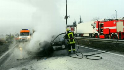 Кола се запали на магистрала "Тракия"