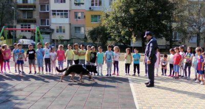 Полицейско куче гостува на деца от детска градина