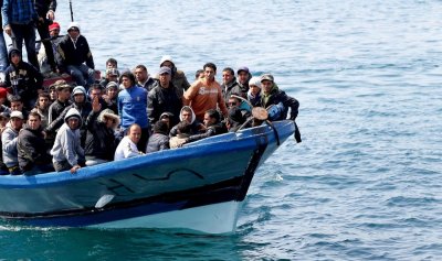 Близо 1000 мигранти достигнаха с лодки до италианския остров Лампедуза