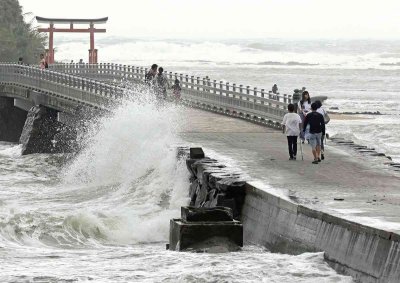 Япония се подготвя за тайфуна Лан който се очаква да