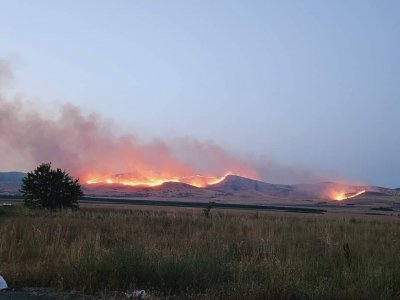 Вятър пак разпалва ужасния пожар в Бургаско 