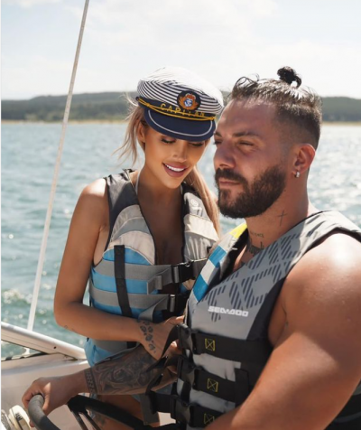 Силиконката Джулиана Гани е на почивка в Сен Тропе с