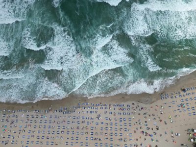 Силни ветрове и големи вълни отблъснаха курортистите от родното Черноморие