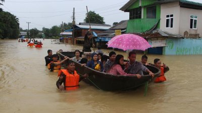 Петима загинали и 40 000 евакуирани заради наводнения и свлачища в Мианма