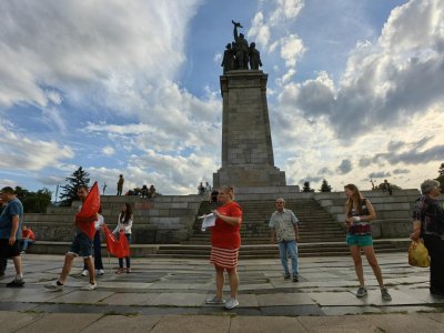 Представители на Възраждане и БСП за България дойдоха пред Паметника