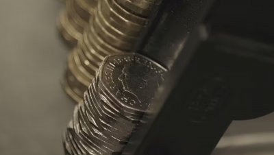 Великобритания пусна нови монети от 50 пенса с лица на Чарлз III