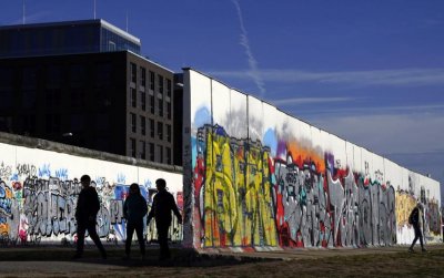 Отбелязват 62 години от построяването на Берлинската стена днес в Берлин