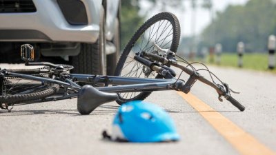 Непълнолетен велосипедист се заби в кола в Плевен съобщиха от полицията На