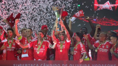 Шампионът Бенфика победи Порто с 2 0 и спечели Суперкупата на