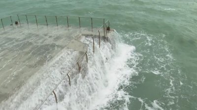 Бурното море продължава да нанася щети по Черноморието Толкова силно