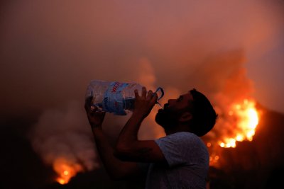 Пожарът в Тенерифе остава неконтролируем
