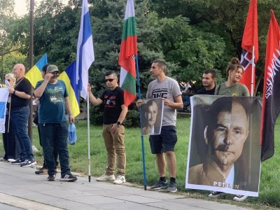 Жители от три български града излязоха в защита на Навални
