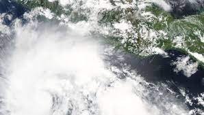 Ураганът Хилари  който се формира край тихоокеанското крайбрежие на Мексико  става все по интензивен