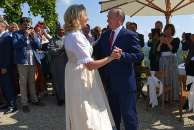 Австрийската министърка, която танцува с Путин на сватбата си: По-добре в руско село, отколкото на Малдивите