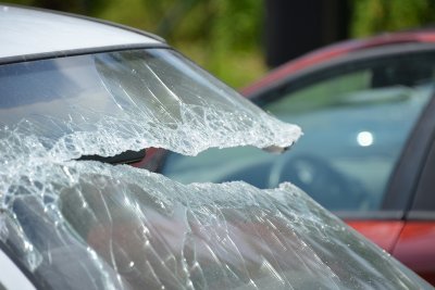 Мъж заби кирка в предното стъкло на колата на бившата си