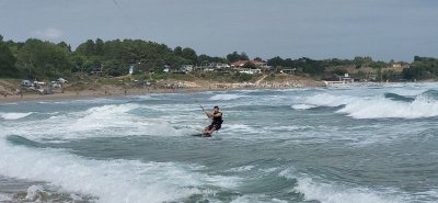 Кирил Петков отново кара като волен ездач своя кайт сърф