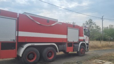 11 екипа пожарникари се борят с голям пожар при харманлийско село