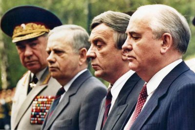 Как КГБ и ретроградните генерали извършиха пуч срещу Горбачов?