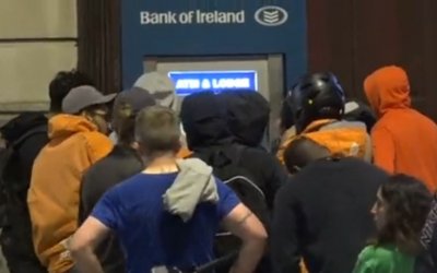 Хиляди клиенти щурмуваха банкоматите в Ирландия заради техническа грешка позволяваща