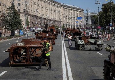 Украйна подреди унищожени руски танкове в Киев
