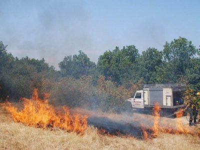 Все още не е овладян пожарът между селата Равна гора