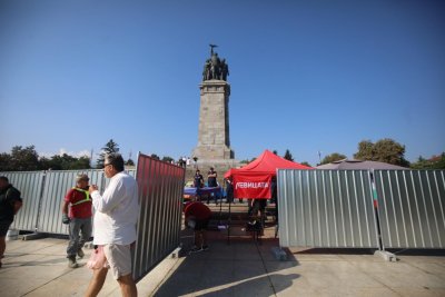 Полицията извежда хората от палатките пред МОЧА