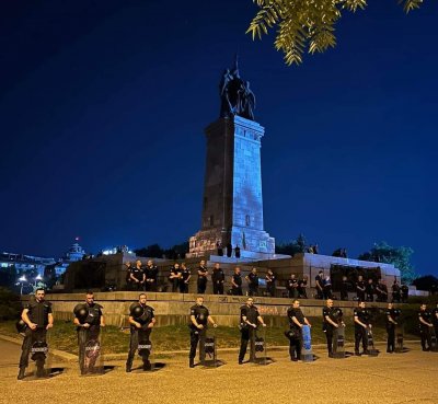 Цяла нощ полицейски кордон ограждаше пространството около паметника на Съветската