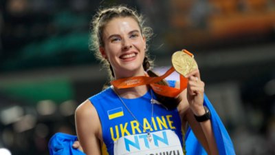 Украинката Ярослава Магучих триумфира със световната титла в скока на