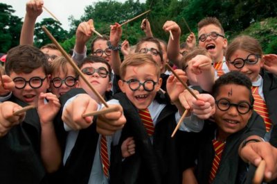 Фенове на Хари Потър облечени като момчето магьосник се стекоха