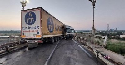 Товарен автомобил с турска регистрация самокатастрофира на Дунав мост при