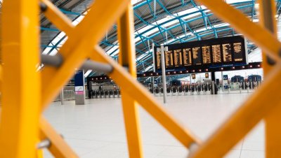 Без влакове в Англия, служителите стачкуват