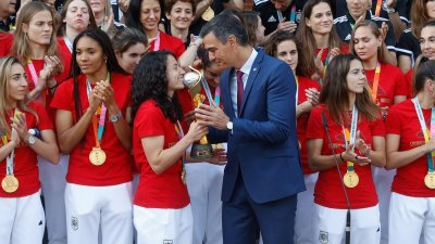 Педро Санчес прие световните шампионки по футбол
