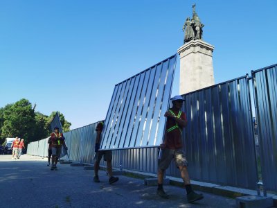 Заграждат Паметника на Съветската армия с високи и плътни огради