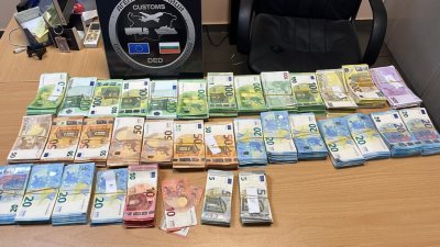 Митническите служители на МП Капитан Андреево откриха недекларирана валута за