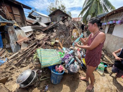 Стотици бягат от супертайфун край Филипините