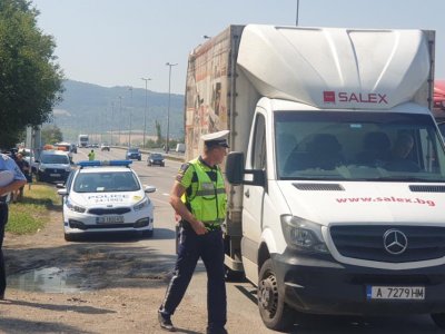 При специализирана акция на Пътна полиция са заловени 21 бежанци